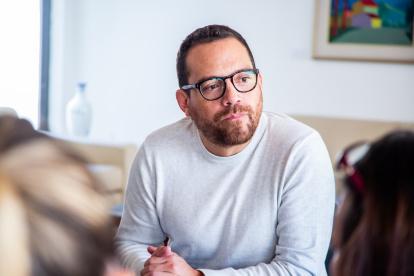 El actual ministro de Cultura y Patrimonio es cantante, compositor y productor musical. Preside Sayce desde 2017.