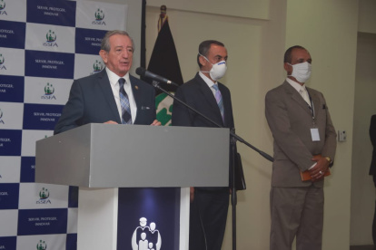 El ministro de Defensa, Oswaldo Jarrín, compareció antes los medios de comunicación acompañado por los integrantes del directorio del ISSFA.