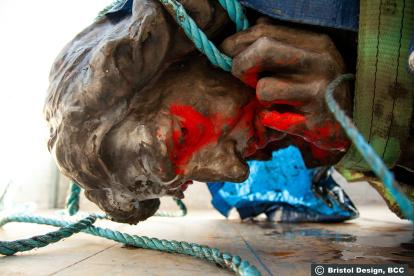 el ayuntamiento de la ciudad británica de Bristol recuperó del puerto de la urbe la estatua de Edward Colston, que fue derrocada y lanzada al río Avon el pasado domingo por manifestantes del movimiento Black Lives Matter