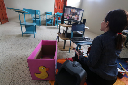 Los colegios trabajan bajo la modalidad virtual. Los maestros se las ingenian para ofrecer a los niños una educación de calidad.