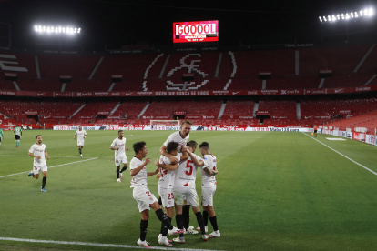 Los jugadores del Sevilla celebran el primer tanto en la victoria sobre el Betis.