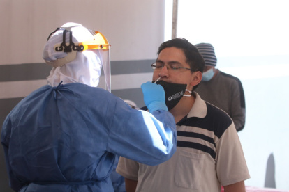 El municipio de Quito tomó pruebas PCR a conductores