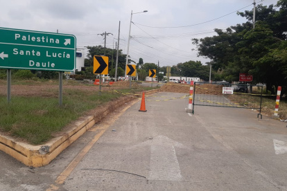 La entrada al cantón Palestina, provincia del Guayas, permanecía obstaculizada.
