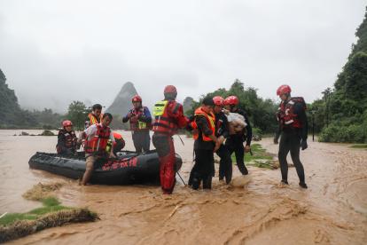 YANGSHUO. Al menos 19 personas han muerto, 10 permanecen desaparecidas y 2,63 millones se han visto afectadas por las inundaciones provocadas por lluvias torrenciales en el centro y el sur de China.