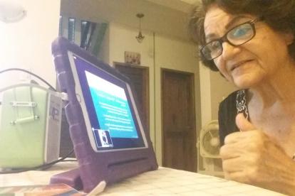 Tecnología. Diana Toscano se muestra atenta ante otras modalidades tecnológicas de comunicación entre ellas el Zoom