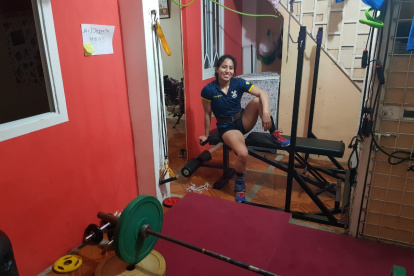 La deportista entrena en casa y sale a correr a la calle.