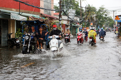 Ho Chi Minh. La circulación vehicular enfrenta regularmente las inundaciones en la capital vietnamita, un problema que creció en los últimos 25 años.