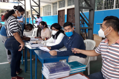Padres de familia acuden a los planteles a retirar los libros gratis para sus hijos.