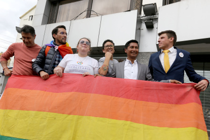 Hace un año, activistas de la comunidad LGBTI celebraron en los exteriores de la Corte Constitucional en Quito los fallos favorables