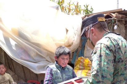 En Nizag, Alausí, Baltazar recibió una computadora portatil, libros y otros materiales.