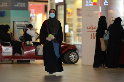 RIAD. Una mujer camina por uno de los pasajes de un centro comercial. Las actividades comerciales se han reiniciados, en las escalada por la emergencia sanitaria.