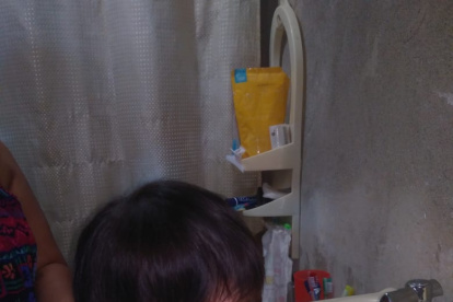 Silvana Vargas enseña a su hija a lavarse las manos, para cuidar de su salud.