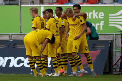Erling Haaland, del Borussia Dortmund, es felicitado por sus compañeros luego de marcar el único gol del compromiso.