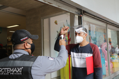 Locales comerciales de Guayaquil tomaron sus medidas de bioseguridad para sus clientes.