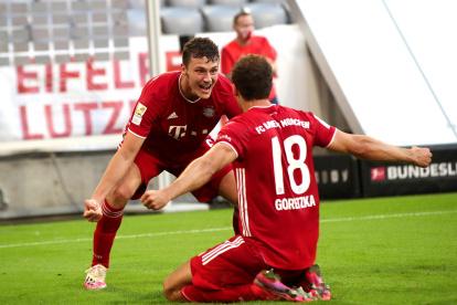 Leon Goretzka (derecha) celebra el segundo gol del Bayern en el Allianz Arena