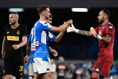 El golero David Ospina es felicitado por uno de sus compañeros al finalizar el encuentro.