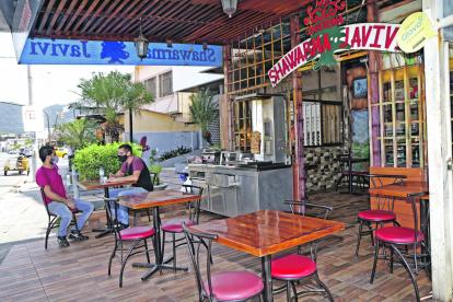 Escenario. Algunos locales ya tenían sillas y mesas afuera antes de la ordenanza, aunque la administración anterior insistía en que no era permitido. En algunos casos, hasta hubo clausuras.