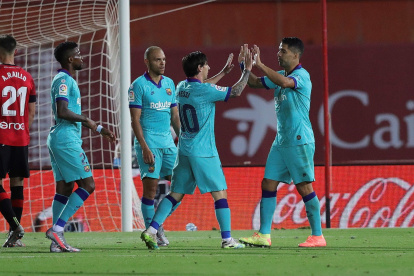Lionel Messi festeja con Luis Suárez su anotación contra el Mallorca en el regreso a las canchas