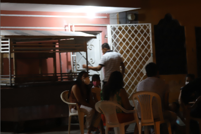 Reuniones. El ECU-911 ha registrado cientos de casos de grupos de personas que se juntan en el exterior de casas con música y bebidas alcohólicas.