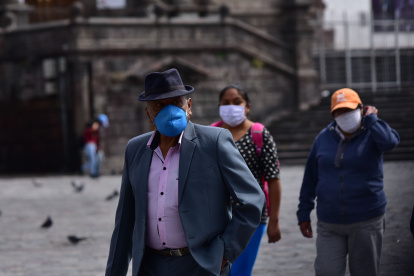 En el mercado de San Roque de Quito exige medidas de bioseguridad para los comerciantes y compradores.