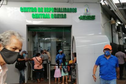 Personas reclaman en el dispensario del IESS, ubicado en la Bahía de Guayaquil, que ese día tenían cita médica y no sabían que la atención es solo por teléfono.