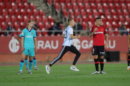 Un aficionado se trepó el muro del estadio y después se metió a la cancha buscando una foto con Lionel Messi.