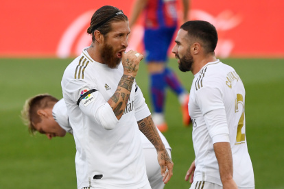 Sergio Ramos (i), defensa del Real Madrid, celebra el segundo tanto de los merengues.