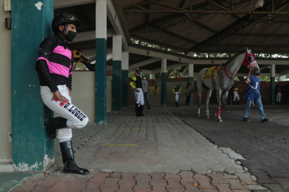 Los jockeys utilizaron mascarillas a la hora de competir como medida de sanidad.