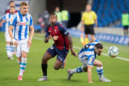 Pervis Estupiñán, lateral ecuatoriano, cumplió eficazmente en la reanudación de la Liga española.