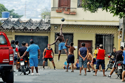 Realidades. Calles de los barrios y de algunas ciudadelas de varios sectores del norte y sur de Guayaquil son transformadas en canchas para practicar los deportes populares.