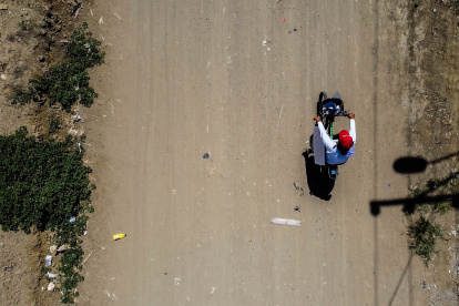 La profesora recorre en su bicicleta el cantón Playas.