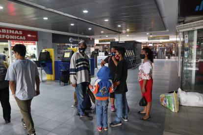 Hecho. Las familias acudieron a la Terminal Terrestre, pero las boleterías están cerradas.