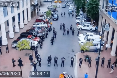 Es una imagen de  una de las cámaras de seguridad que vigilan las inmediaciones de la Prefectura en la que se puede observar a los policías locales resguardar el lugar.