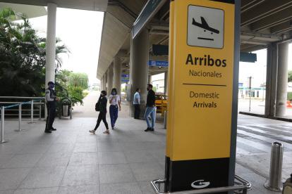 Situación. En la terminal aérea solo se permite el paso de quien vaya a viajar.