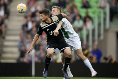 Klaas-Jan Huntelaar (i) no ha sido figura en los últimos meses en el Ajax, pero es visto como emblemático por la nueva generación seguidora del equipo holandés.