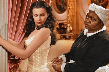 Hattie McDaniel (derecha) en una escena hoy censurada de Lo que el viento se llevó.