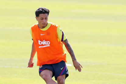 En volante ecuatoriano "Kike" Saverio ha sido constantemente llamado a entrenar con el primer equipo del Barcelona