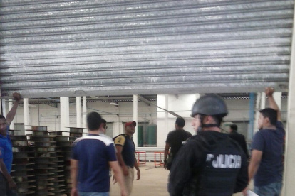 En julio de 2015, la Fiscalía intervino 25 bodegas de la empresa Fondo Global de Construcción, en Guayaquil.