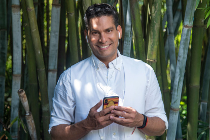 Ismael dejó su pueblito natal en Cuba para triunfar en la vida y lo consiguió.