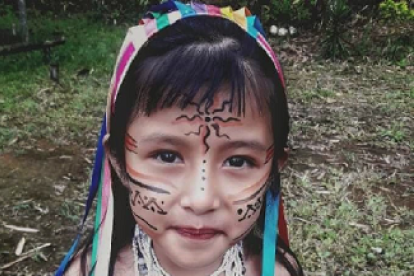 Traje. A sus siete años, Yoshili Calazacón conserva la vestimenta y accesorios con plumas y semillas como utilizaban sus antepasados.