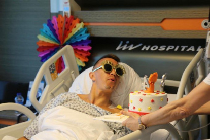 El uruguayo Fernando Muslera apaga la vela en una torta por su cumpleños número 34.