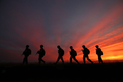 YEONPYEONG. Los marines surcoreanos patrullan durante la puesta de sol esta isla bajo control de Pyongyang, cerca del límite marino norte con Corea del Norte.