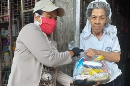 Familias de diferentes sectores de Guayaquil recibieron una funda de alimentos.