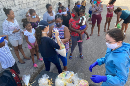 Entrega de kits de alimentos en el Guasmo, a familias pobres.