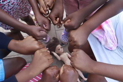 Un grupo de niñas afroecuatorianas del sector la Trinitaria de Guayaquil, posan para EXPRESO.