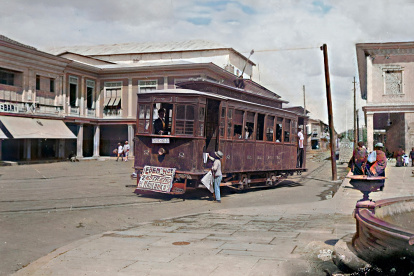 Un tranvía en la plaza San Francisco, en un tramo actualmente cerrado de la calle Vélez, fechada en 1918