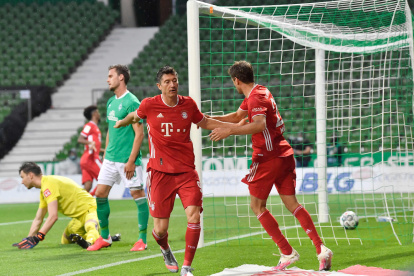 El polaco Robert Lewandowski (centro) festeja el gol que le dio la victoria al equipo y por consecuencia un nuevo campeonato