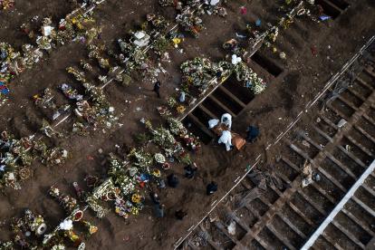 SANTIGO. Aerial view showing a burial of a victim of COVID-19 at the General Cemetery in Santiago June 15, 2020 amid the novel coronavirus pandemic. Chile"s new health minister Enrique Paris announced Sunday that the country"s official death toll will include suspected cases, which could double the current figure. Paris also said that quarantine measures in the Santiago metropolitan region would be extended "at least through June" after Chile recorded nearly 7,000 new cases in the last 24 hours. / AFP / Javier TORRES

 TOPSHOTS-TOPSHOT-CHILE-HEALTH-VIRUS-BURIAL