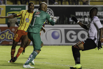 El golero Fernando Fernández (c) es uno de los cuatro jugadores que se marcharon de Aucas.