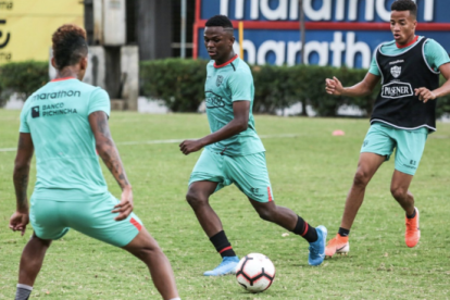 El delantero Edwin Valencia (c) actualmente forma parte de las reservas de Barcelona.